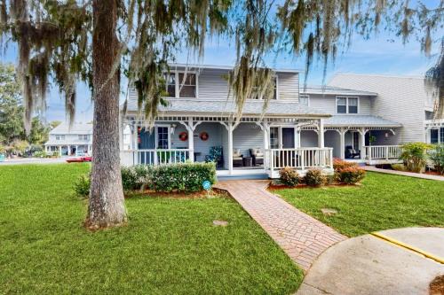 Inverness House | Lakeside Serenity Retreat