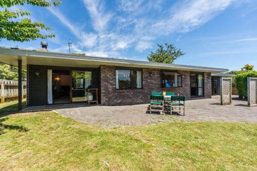 Rainbow Point House | Lakeside Serenity - Taupo Holiday Home