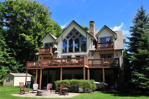 Waterfront Greens House | Lakeside Story