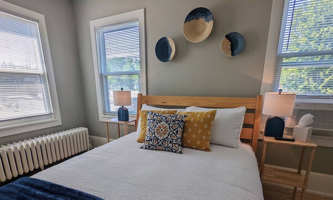 Lakeside - Lester Park Apartment | Lakeside Studio | Cozy East Side Apartment