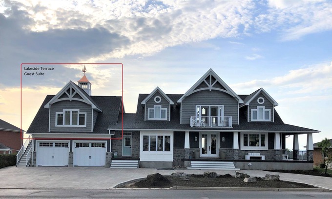Kincardine House | Lakeside Terrace: 1br Kincardine Waterfront Suite