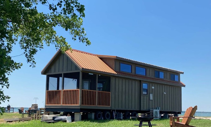 Kerens Cabin | Lakeside Tiny Home 108