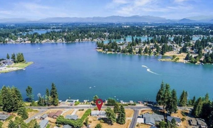 Bonney Lake House | Lakeside Vibes- Relaxed 3 bdrm, view home - Lake Tapps- Pool Table - Corn hole-