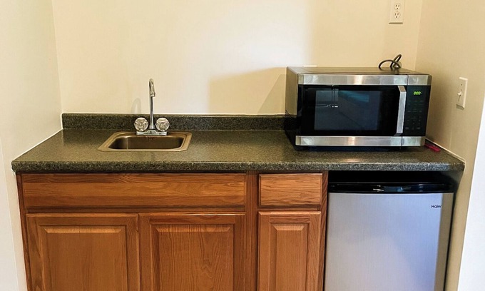Pershing Cabin | Lakeview Cabin B, Geneva Center Woodland Campsites in Rochester Indiana