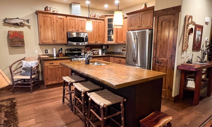 Bigfork Condo | Lakeview Cabin Condo with Balcony Hot Tub