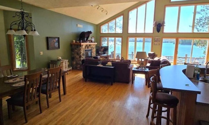 Eagle Bay Ski Chalet | Lakeview Chalet @ Beachfront Eagle Bay Village