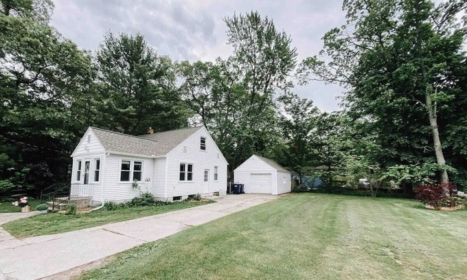 Spring Lake House | Lakeview Cottage: A Cozy Getaway Near the Beach