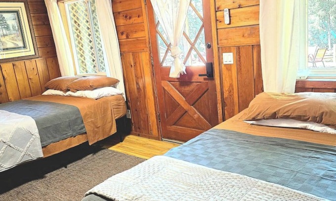 Cedar Ridge Cabin | Lakeview Country Cabin ~ Studio w/2 Queen Beds