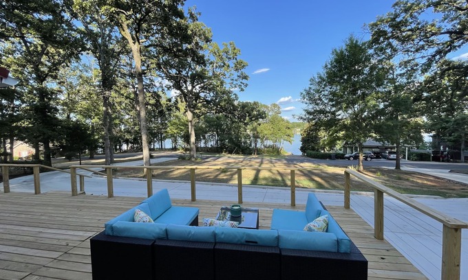 Wood County Cottage | Lakeview Escape: Charming cottage with private dock on Lake Holbrook