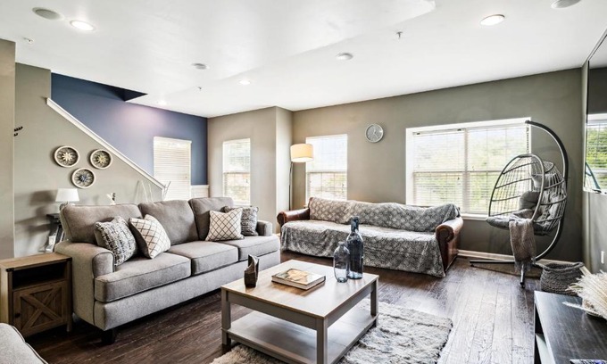 Newark Villa | Lakeview home 6 mins drive to University of Delaware