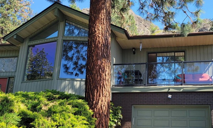 Central Okanagan House | Lakeview home, eight minutes drive to beach or downtown; quiet country setting
