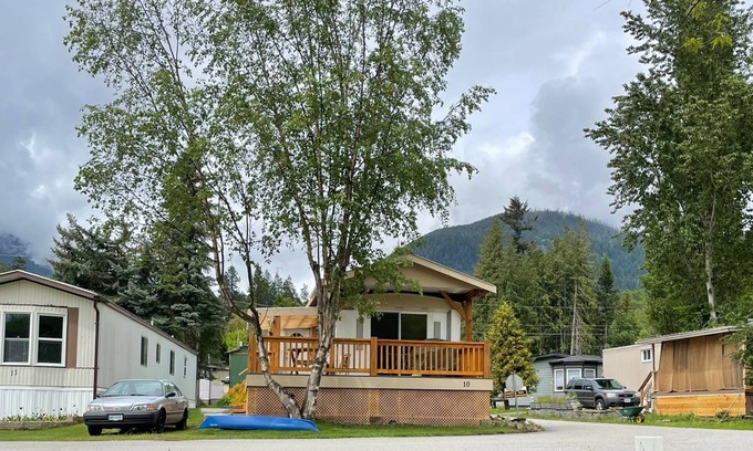 Nelson House | Lakeview home with cozy bedrooms, comfy furniture & beautiful views of lake.