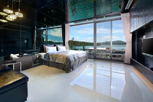Yuchi House | Lakeview Homestay