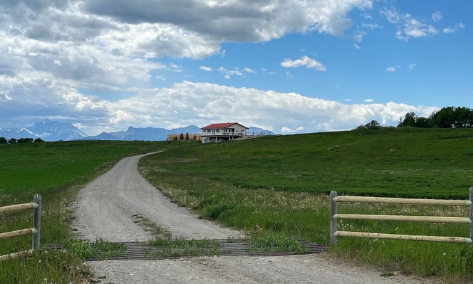 Mountain View House | Lakeview Lodge beside Payne Lake & close to Waterton Lakes National Parkn