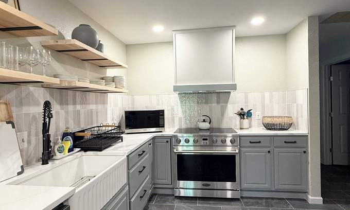 Warr Acres House | Lakeview Lounge Group-friendly Near Hefner LW