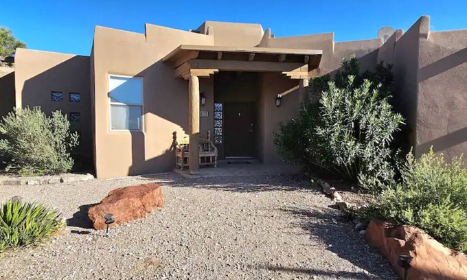 Truth or Consequences House | Lakeview Oasis; Your Home away from Homenn