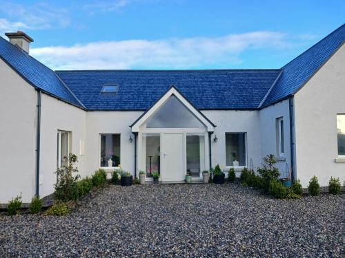 Garrykennedy House | Lakeview Retreat