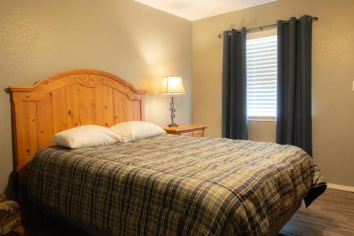 Mead House | Lakeview Room 2 Queens - 20