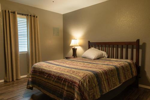 Mead House | Lakeview Room 2 Queens - 22