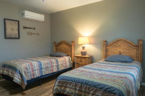 Mead House | Lakeview Room Twin Beds - 21