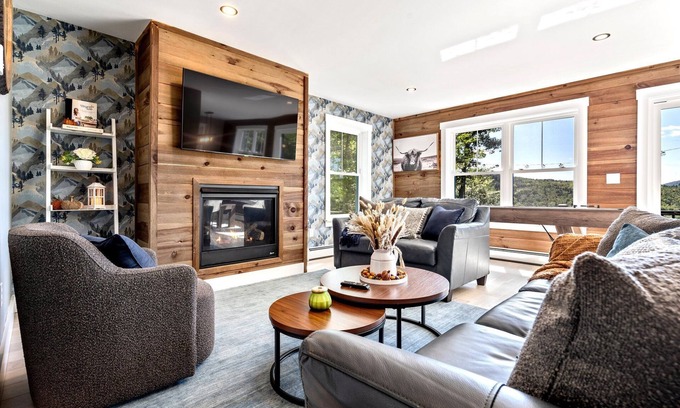 Bryant Pond House | Lakeview & Ski -HotTub!FirePit! Theatre! & CloseToSki! Dog Friendly! Sleeps 12