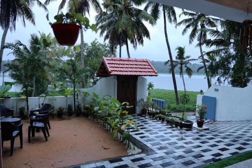 Venganoor House | Lakeview Villa - Homestay Near Kovalam