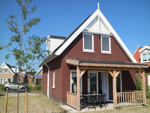 Municipality of Nissewaard House | Lakeview villa with swimming and fishing pier, cleaning included