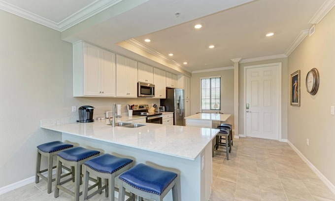 Lakewood Ranch Condo | Lakewood National Stunning1st. floor condo with lake & golf course views