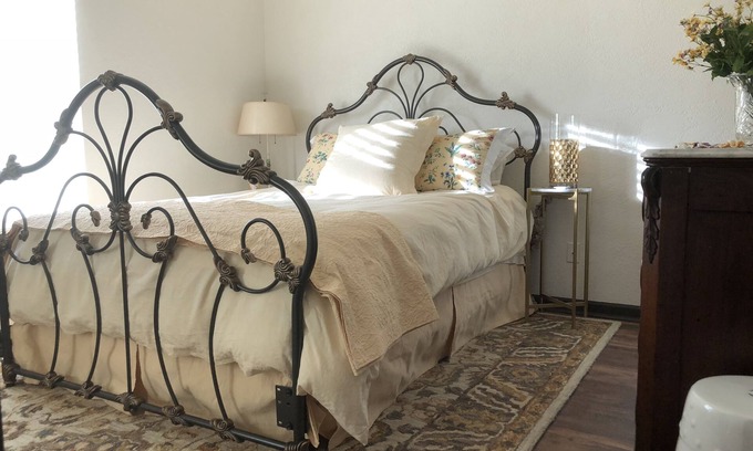 Independence Apartment | LaLa’s Llama, Truman Heritage District, Independence Square