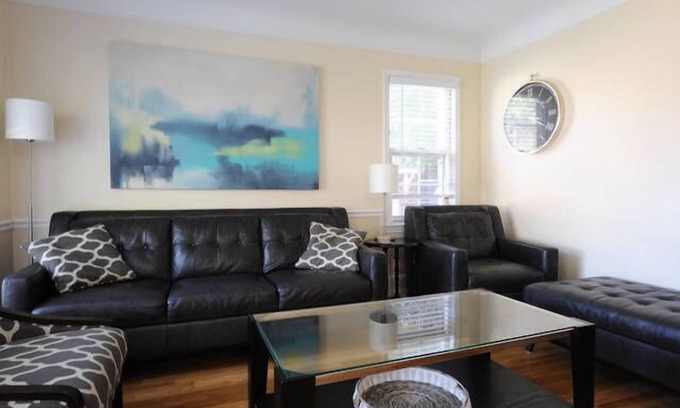 Oak Park House | Lamplight House - Quiet Beauty Close to ALL Downtowns!