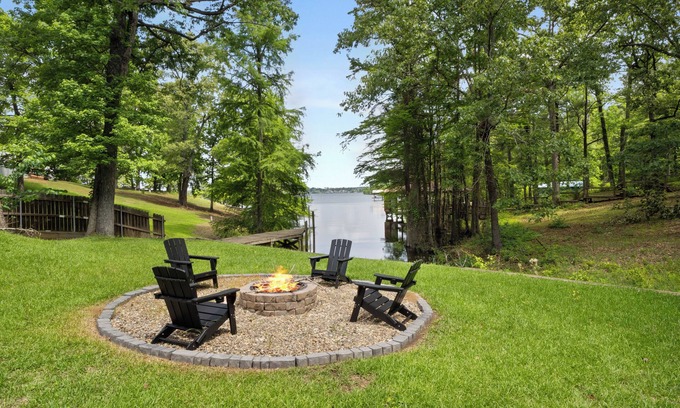 Negreet House | Lanan Lookout: Waterfront 3BR Retreat with Pier, Patio & Firepit