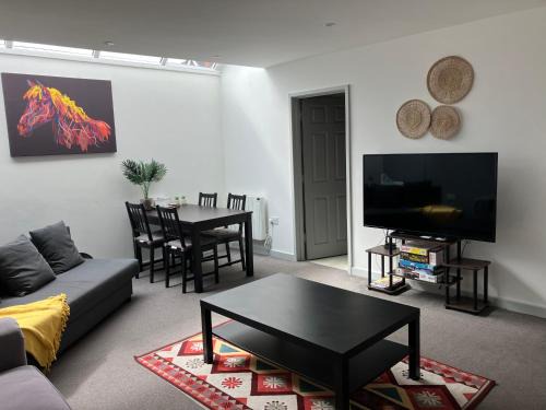 Burnham Apartment | Lancing Apartments - Spacious 2 Bed - Sleeps 6 - Burnham Village