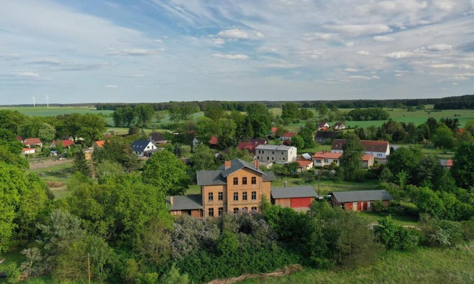 Schwarz Apartment | Landbahnhof Buschhof 1 Stock