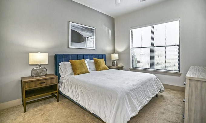 Crestline Heights Apartment | Landing at 4700 Colonnade - 2 Bedrooms in Overton