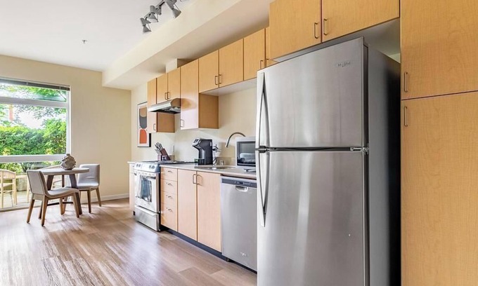Everett Apartment | Landing at Library Place Apartments - Studio in Bayside