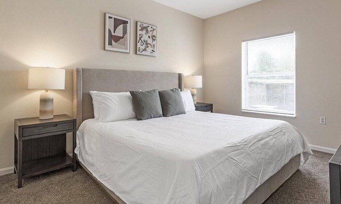 Holland Apartment | Landing at Quail Hollow at the Lakes - 2 Bedrooms in Springfield