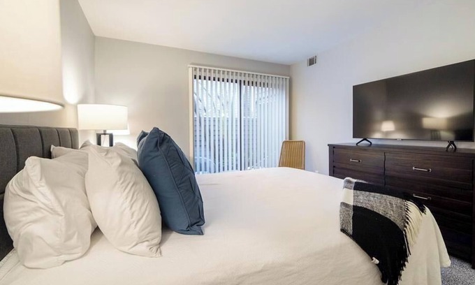 Lexington Apartment | Landing at Saddlebrook at Tates Creek - 1 Bedroom in Downtown Lexington