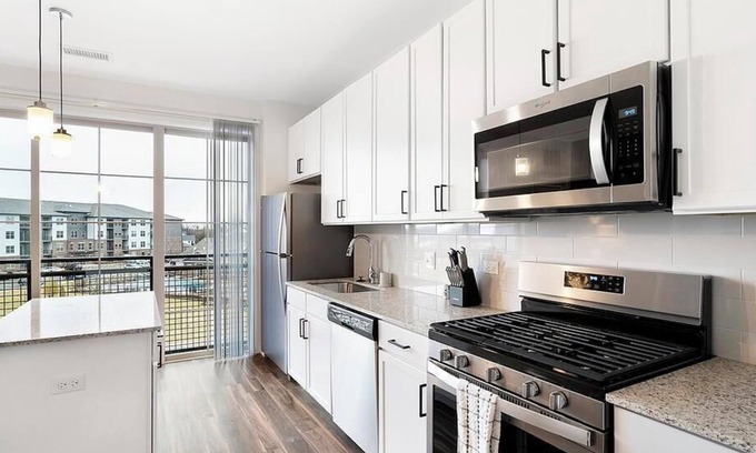 Lombard Apartment | Landing at The 450 - Studio in Downtown Lombard
