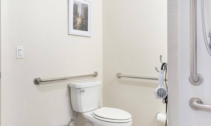 Overland Park Apartment | Landing at WaterWalk Kansas City - Overland Park - 3 Bedrooms in Overland Park Plaza