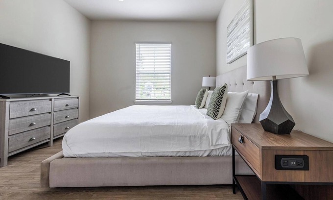 Wimauma Apartment | Landing | Chic 2BD, Pool, Clubhouse