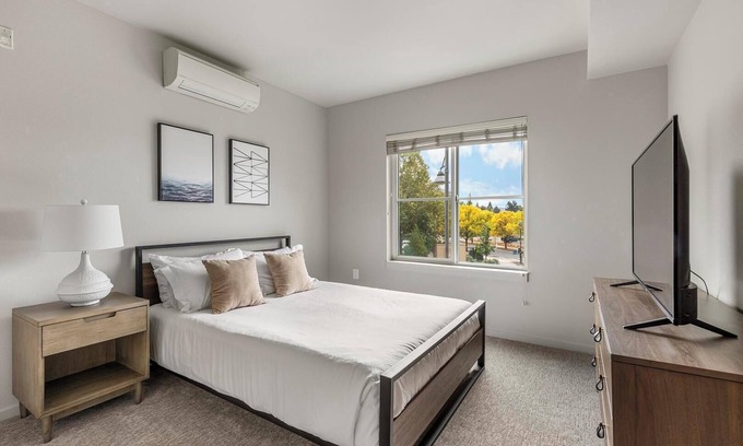 Hayden Island Apartment | Landing | Modern 2BD, Courtyard, Gym