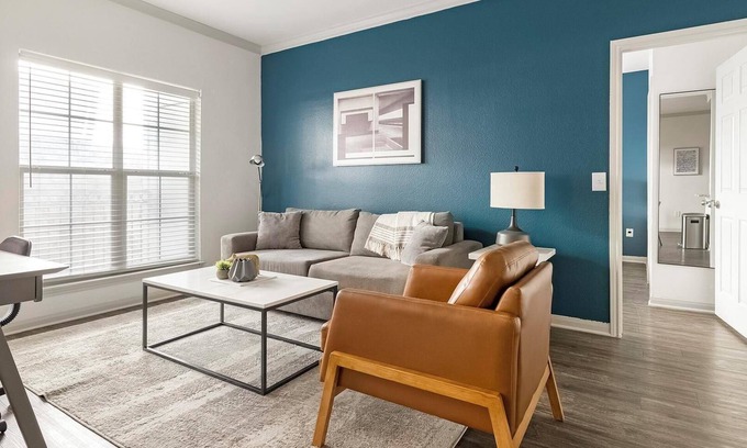 Stone Oak Apartment | Landing | Modern 2BD, Gym