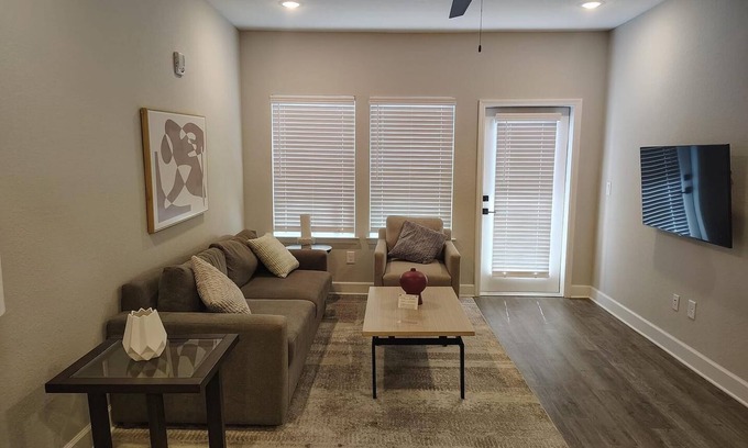 Newberry Apartment | Landing | Spectacular 2BD, Pool, Gym