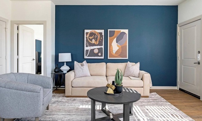 Waller Apartment | Landing | Stunning 3BD, Gym, Pool