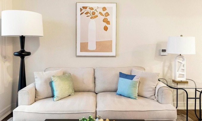 Overland Park Apartment | Landing | Stunning 3BD, Clubhouse, Gym