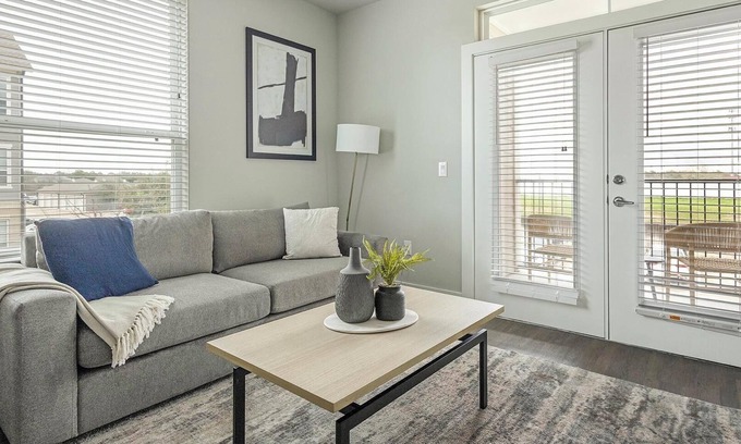 Katy Apartment | Landing | Stylish 1BD, Pool, Game Room