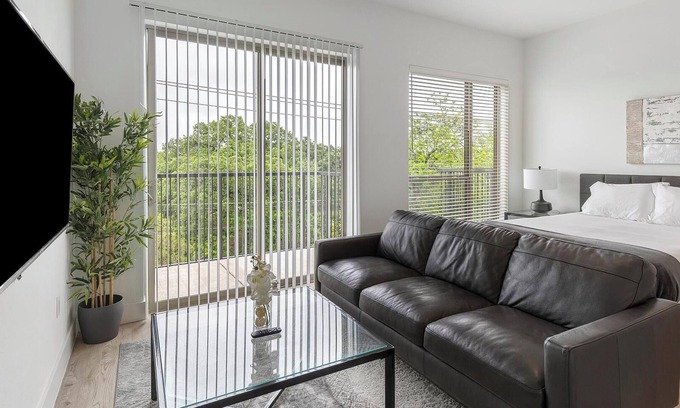 Denton Apartment | Landing | Stylish 2BD in Denton
