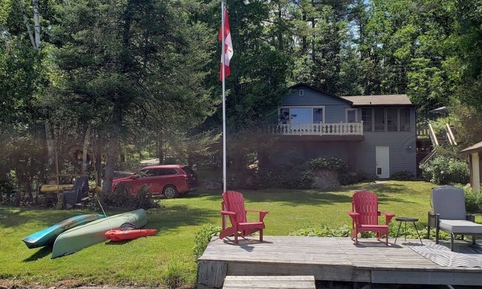 Selwyn Cottage | Lands End Cottage on Stoney Lake