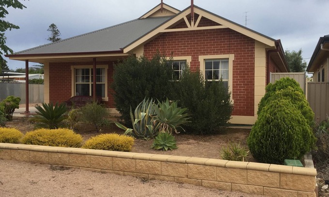Moonta Bay House | Lane-way Holiday Rental -3 Minutes walk from the beach