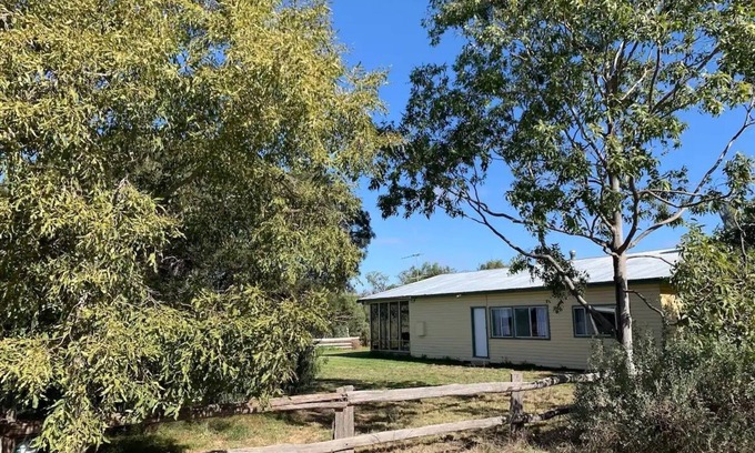 Baradine House | Langholm, Stumpy Lane; a serene retreat in the bush.